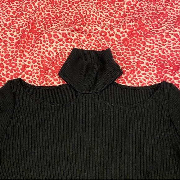 Turtle Neck - Picture 2 of 9